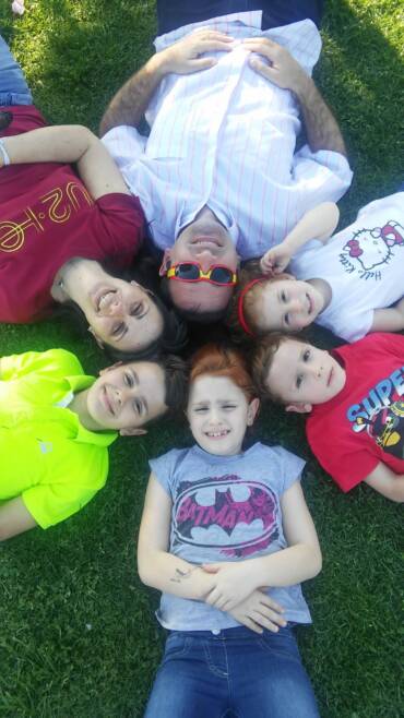 Tatiana y Antonio (socios de Familias para la Acogida) hablan de su experiencia en el programa de Vacaciones en Familia de la CAM.